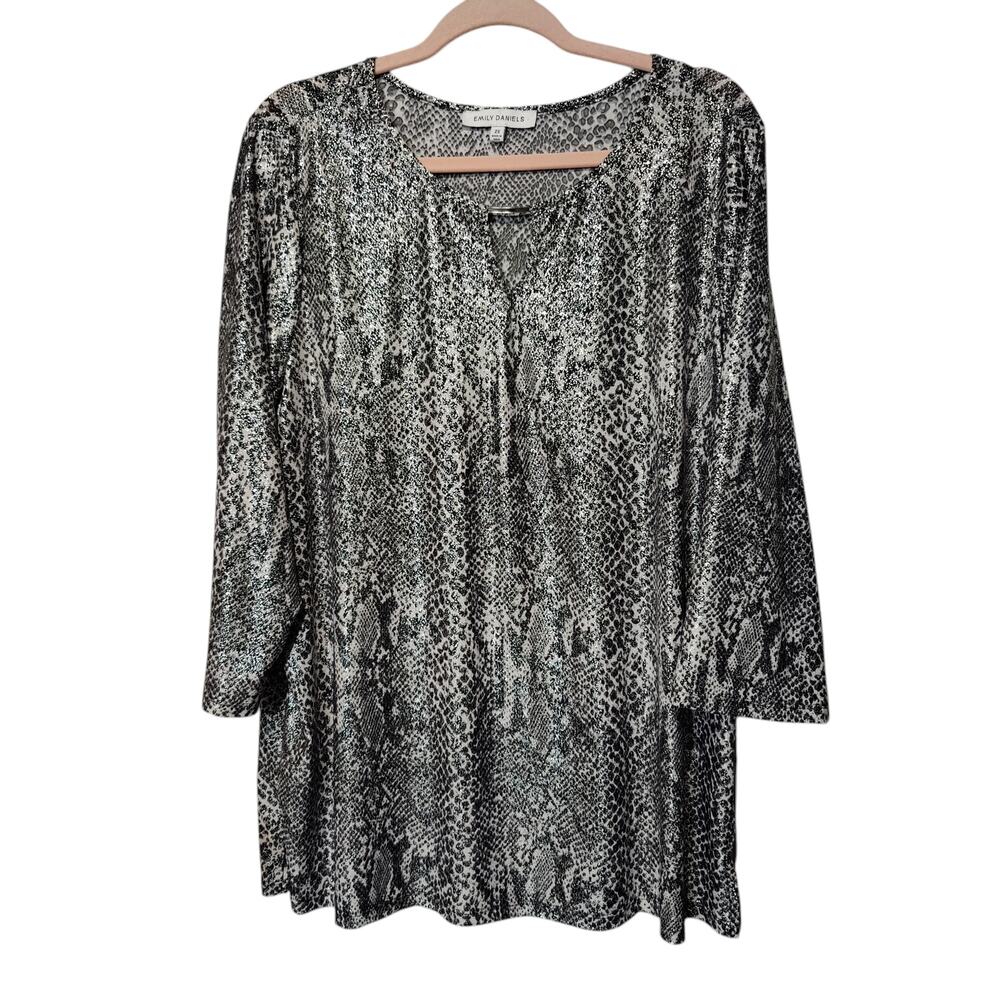 Emily Daniels Women's Plus Sz 2X Silver Metallic Snake Print Blouse Stretch Knit